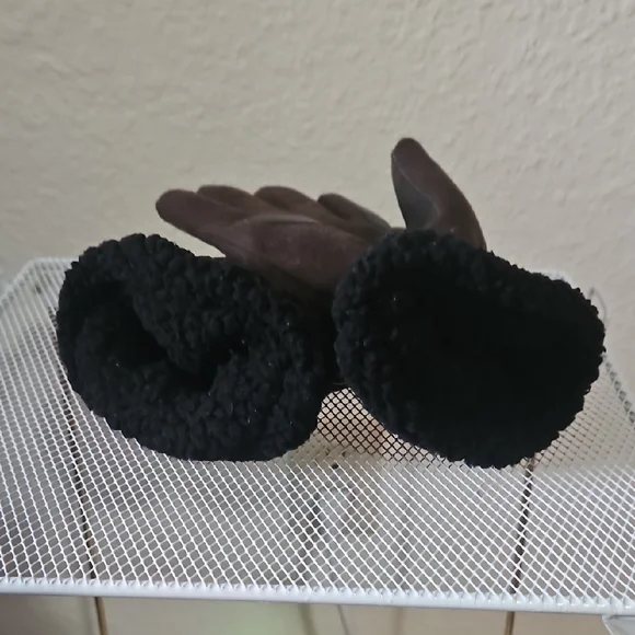 Isotoner Brown Winter Gloves with Black Trim Size L/XL - Picture 5 of 8